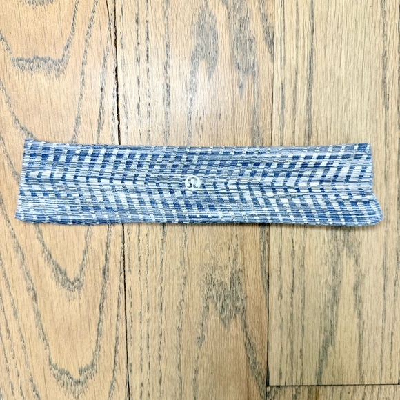 Lululemon Fly Away Tamer Headband II Luon Arrow Jacquard Battleship Silver OS - Picture 1 of 7